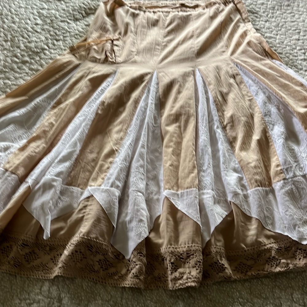 Linen gored skirt, white and khaki colors, lace hem, Size Medium